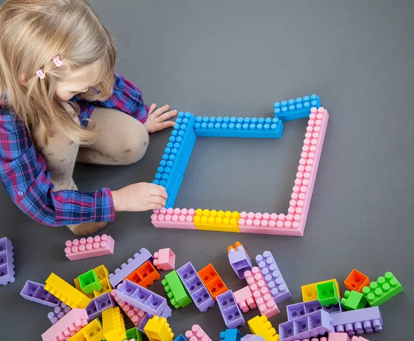 Little girl constructing with construction set — Stock Photo, Image