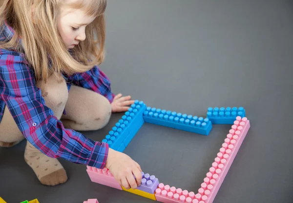 Little girl constructing with construction set — Stock Photo, Image