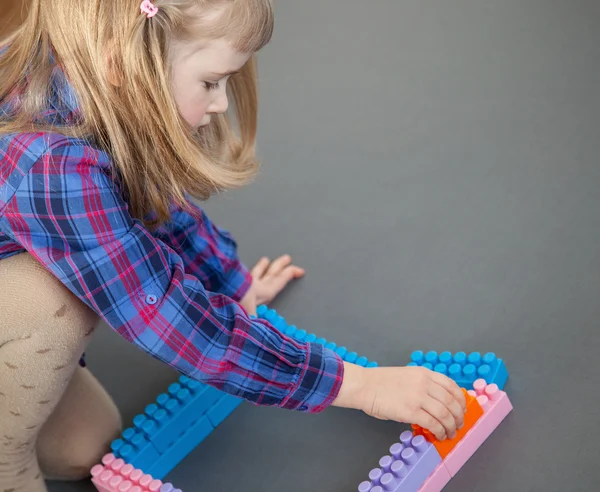 Niña construyendo con conjunto de construcción — Foto de Stock