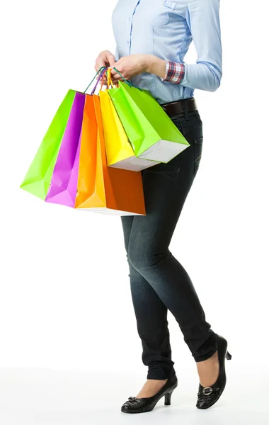 Chica atractiva sosteniendo bolsas de papel de compras multicolores —  Fotos de Stock