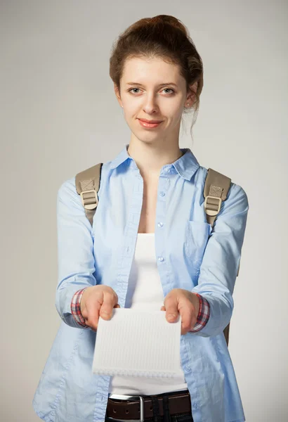 Menina atraente segurando laticínios — Fotografia de Stock