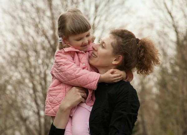 Boldog anya és lánya, séta — Stock Fotó