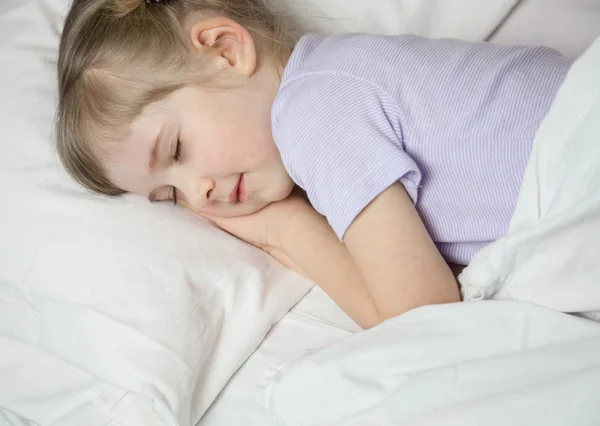 Jolie petite fille qui dort — Photo