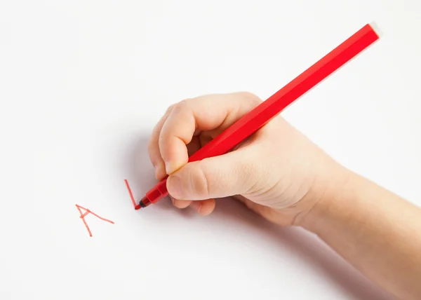 Mano di un bambino che scrive lettere — Foto Stock