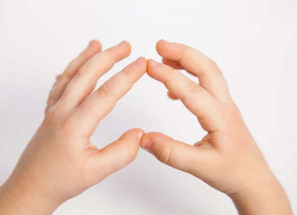 Mãos de uma criança mostrando coração — Fotografia de Stock