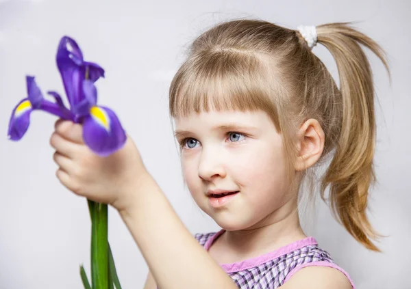 Rozkošná holčička s krásnou iris — Stock fotografie