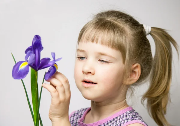 Adorable petite fille avec un bel iris — Photo