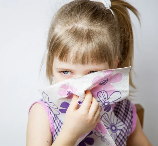 Niña sonándose la nariz — Foto de Stock