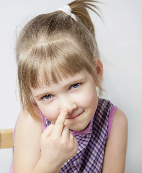 Niña tocándose la nariz —  Fotos de Stock