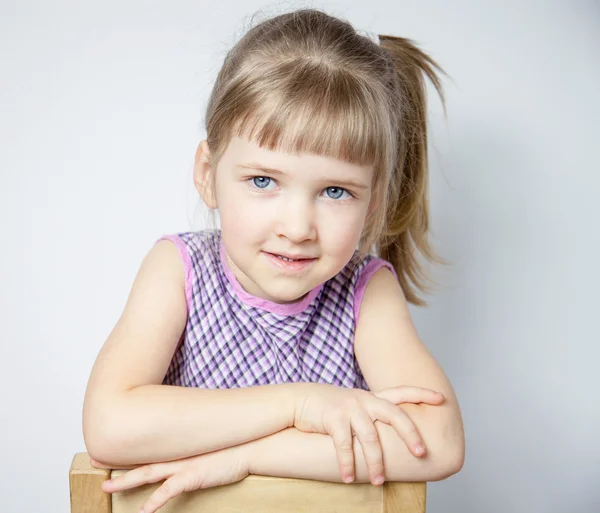 Porträtt av en charmig liten flicka — Stockfoto