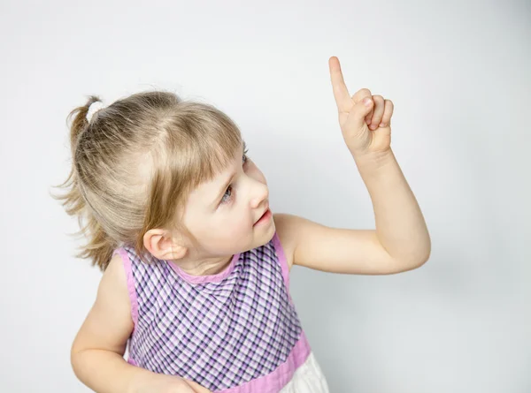 Klein meisje die aangeeft op iets — Stockfoto