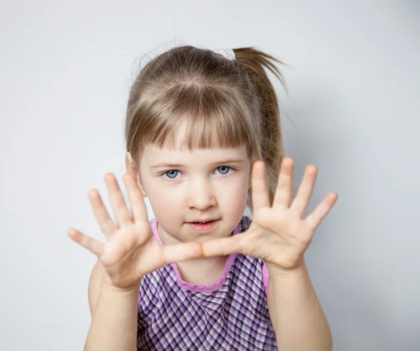 漂亮的小女孩露出她的手掌 — 图库照片