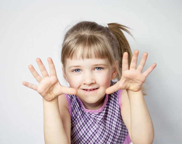 Hezká holčička ukazuje své dlaně — Stock fotografie
