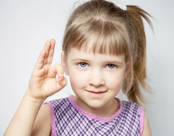 Söt liten tjej visar "Ok" — Stockfoto