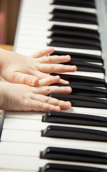 Mains d'enfant jouant du piano — Photo