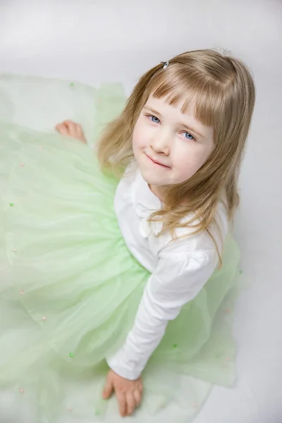 Portret van een charmant klein meisje — Stockfoto