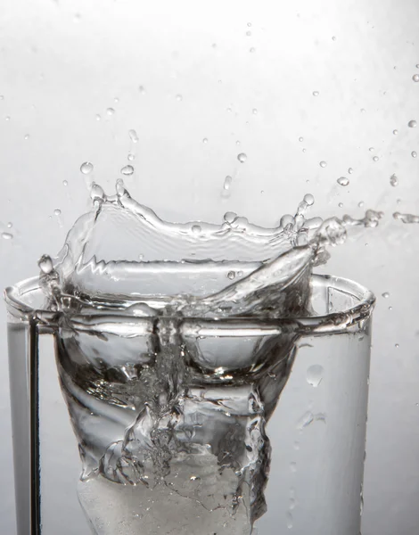 Water en stuk ijs in glas — Stockfoto