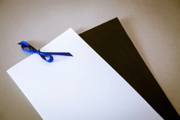 Envelope branco com cartão vazio — Fotografia de Stock