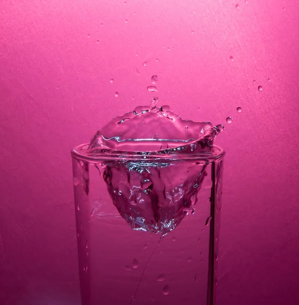 纯净水和一块冰在格拉斯 — 图库照片
