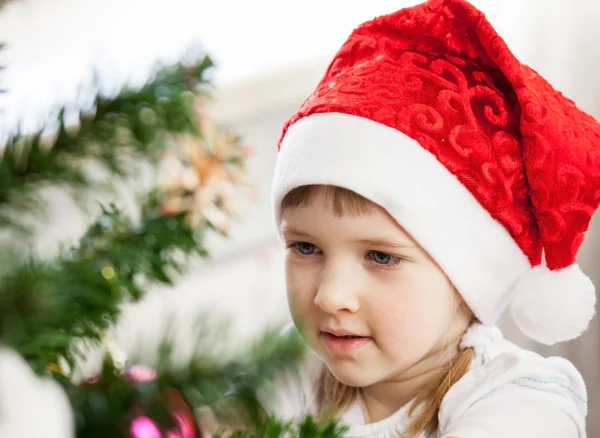 Chica decora el árbol de Navidad — Foto de Stock
