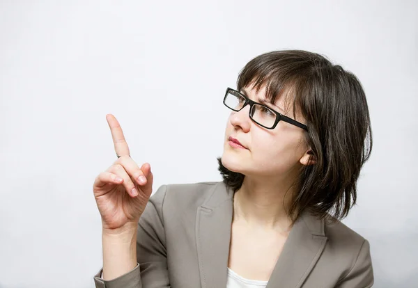 Jonge vrouw Hiermee wordt iets aangegeven — Stockfoto