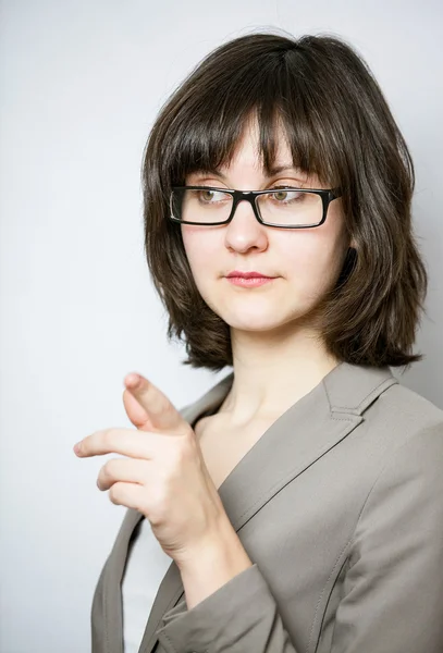 Young woman indicates something — Stock Photo, Image