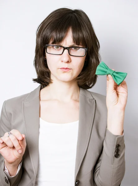 严格的女人抱着一个绿色的蝴蝶结 — 图库照片