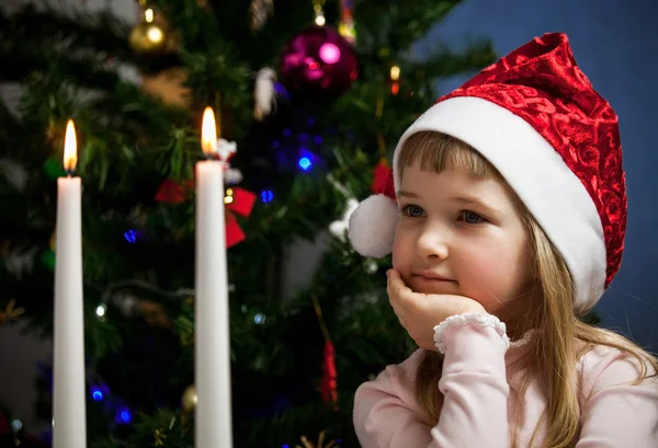 Bella bambina che guarda sul fuoco delle candele — Foto Stock