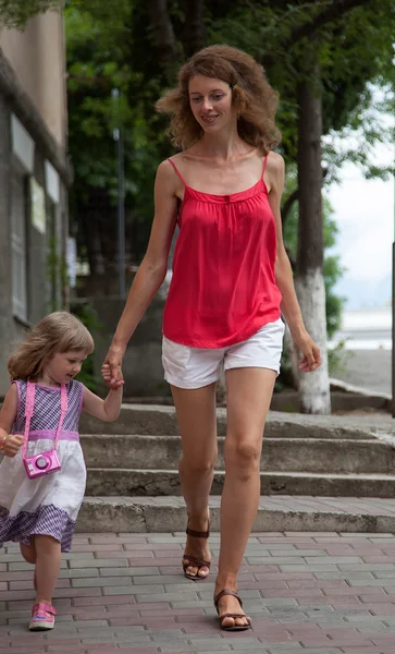 Glückliche Mutter und Tochter zu Fuß — Stockfoto