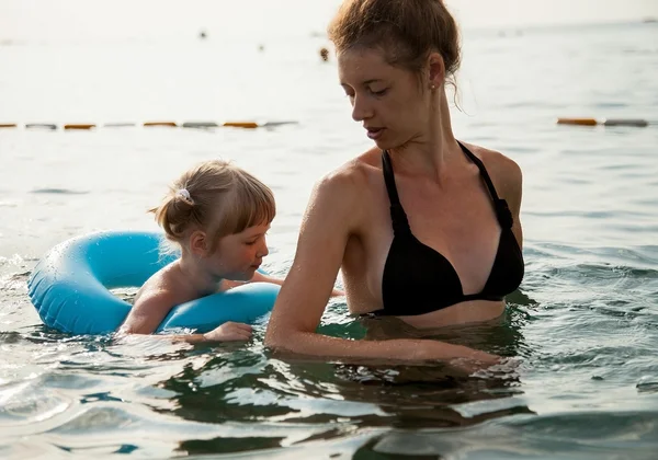 Mother and daughter swimming — Stock Photo, Image