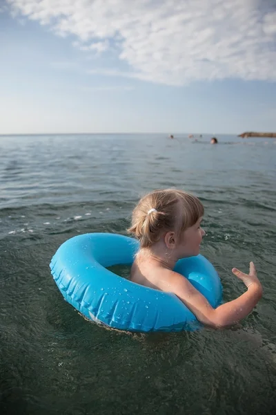 Petite fille natation — Photo