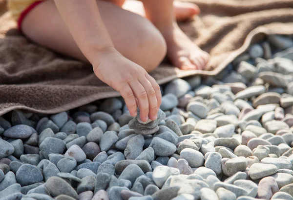Dziecko nad brzegiem morza — Zdjęcie stockowe