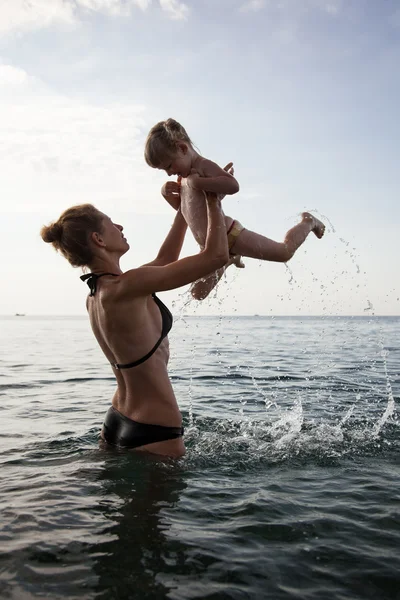 Mother and daughter on the sea — Stock Photo, Image