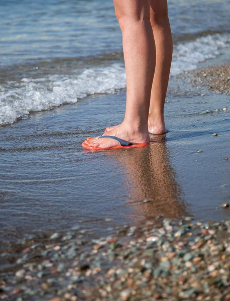 在海的女性双腿 — 图库照片