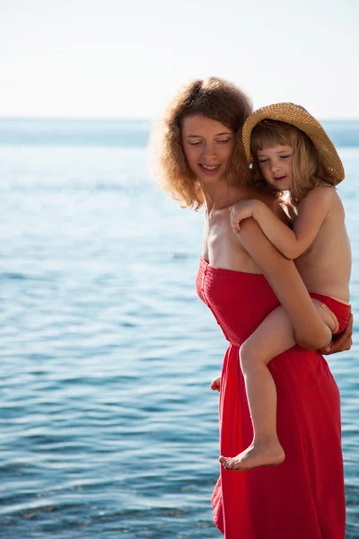 Mère et fille près du bord de mer — Photo