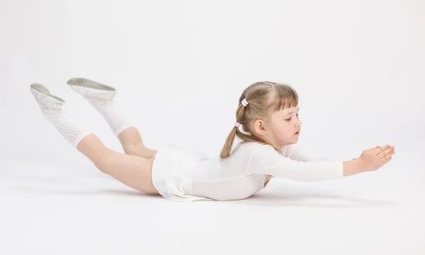 Милая маленькая девочка делает упражнения — стоковое фото