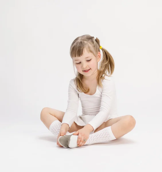 Милая маленькая девочка делает упражнения — стоковое фото