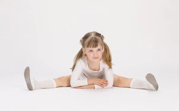 Μικρό κορίτσι που κάθεται κάνει άσκηση — Φωτογραφία Αρχείου