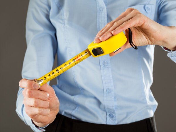 женщина держит рулетку