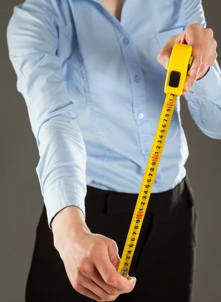 Woman holding a tape measure — Stock Photo, Image