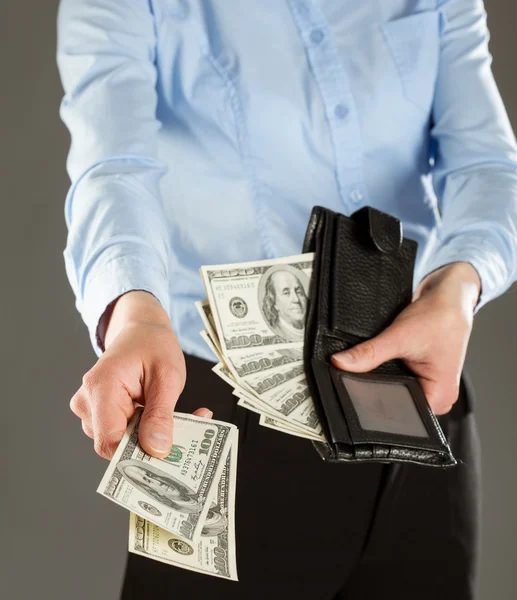 Frauenhände zahlen Geld — Stockfoto