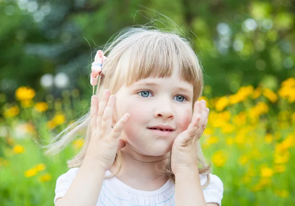 Portrait de charmante petite fille — Photo