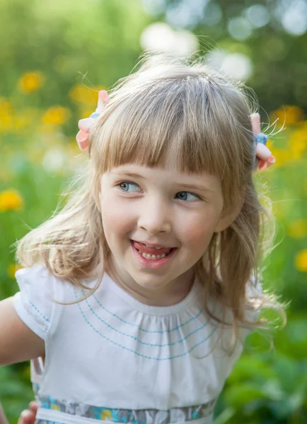 Retrato de niña encantadora — Foto de Stock