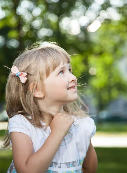 Retrato de encantadora menina — Fotografia de Stock