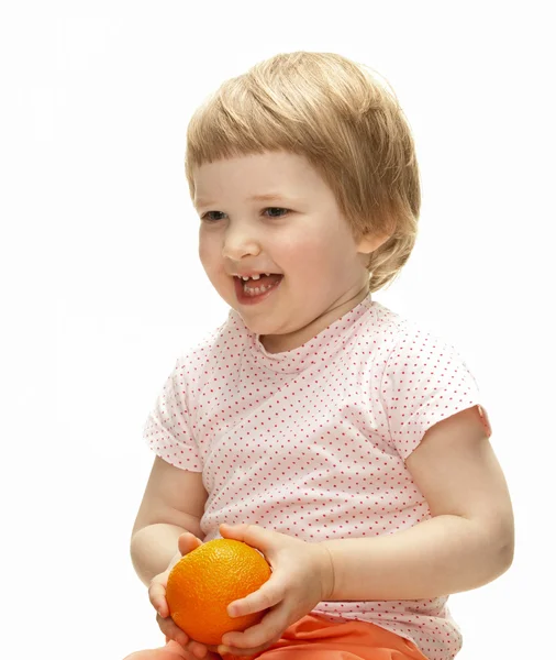 Niño jugando con naranja — Foto de Stock