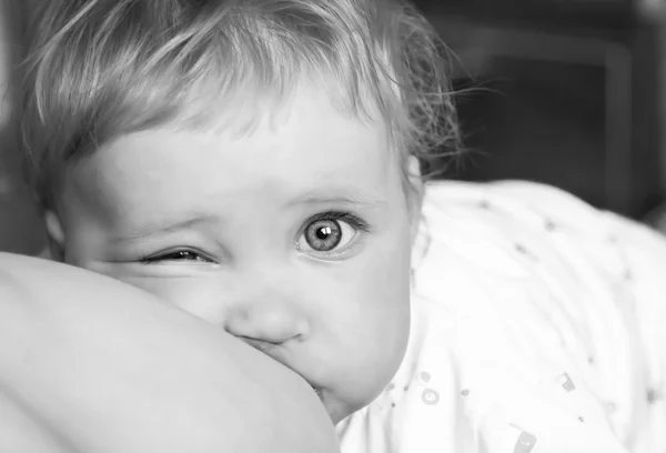 Mère donne le sein à un bébé — Photo