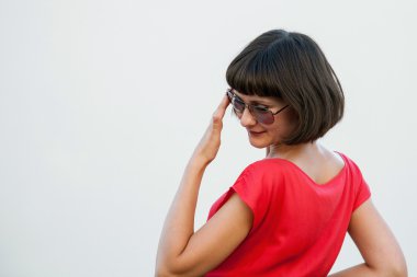 Güneş gözlüklü genç kadın.