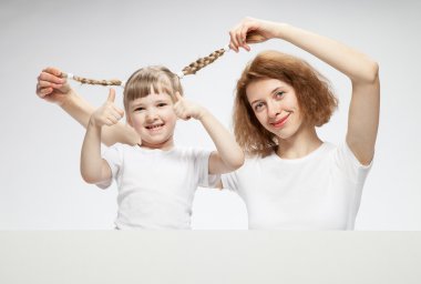 Komik beyaz poster kızıyla annesiyle