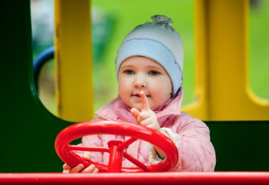 Parkta oynarken güzel küçük kız