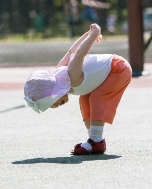 küçük kız oynamaya 